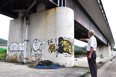 日高川の入野橋の橋脚に落書き 日高新報